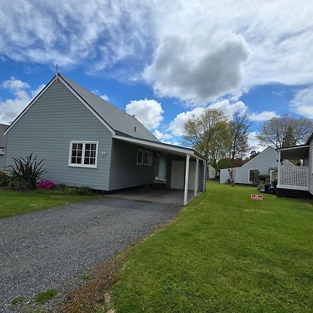 Huka Falls Resort Taupo Exterior foto The new houses at the village