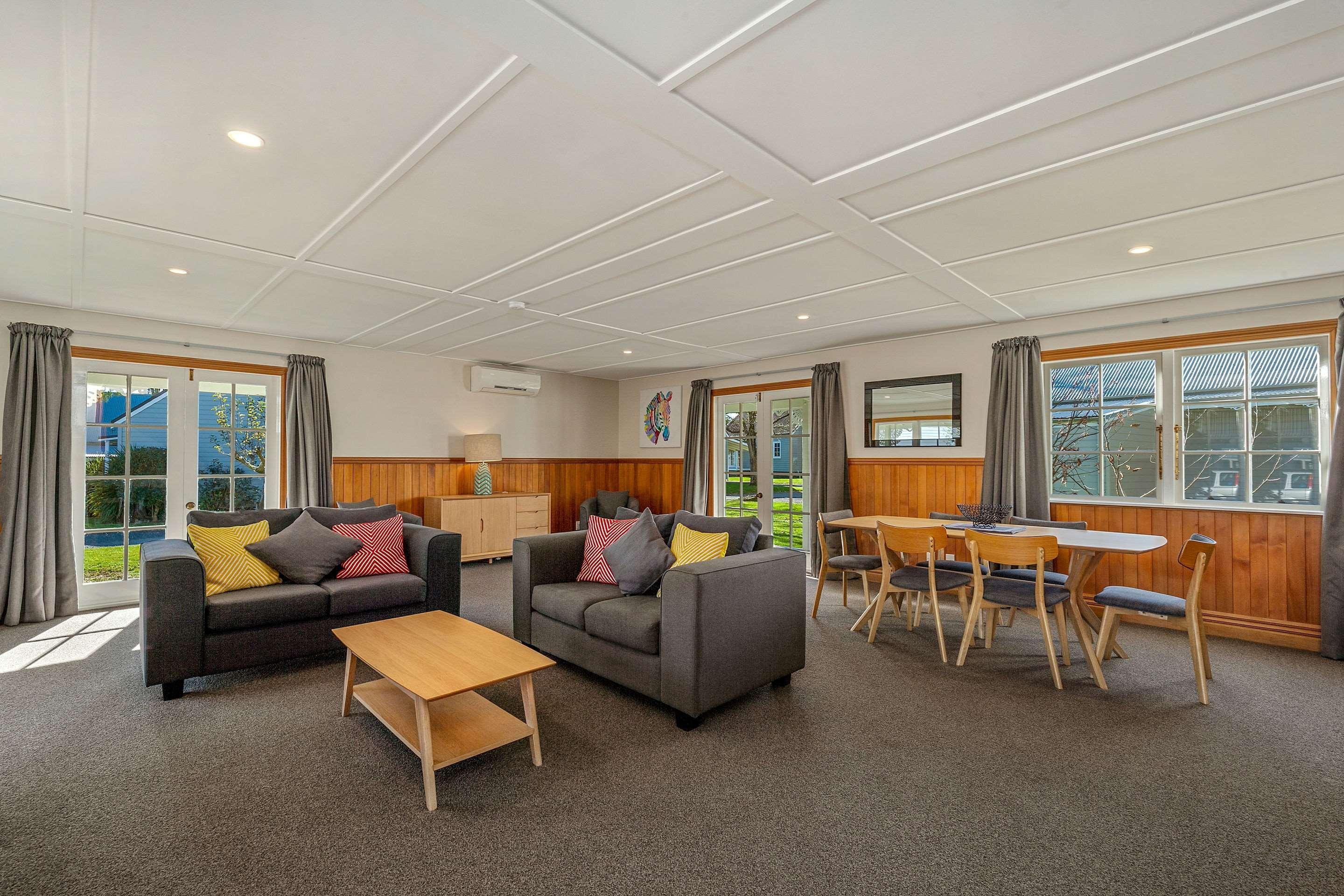 Huka Falls Resort Taupo Exterior foto The common room at the University of Waikato's Melville Hall