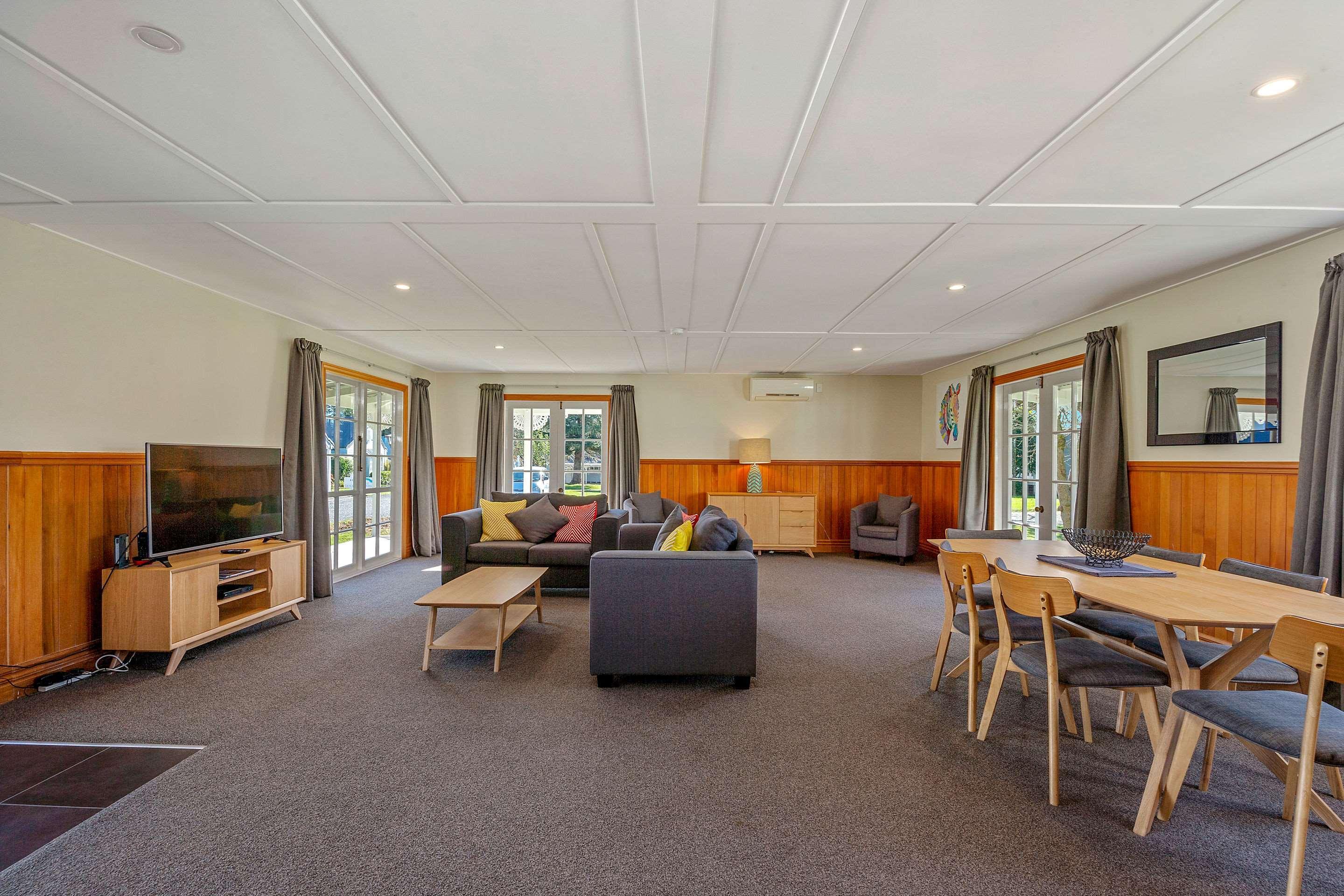 Huka Falls Resort Taupo Exterior foto The common room at the University of Waikato's Melville Hall