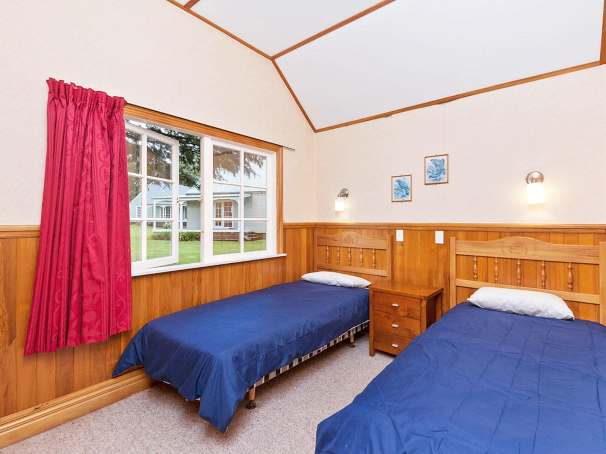 Huka Falls Resort Taupo Exterior foto A typical bedroom at the lodge