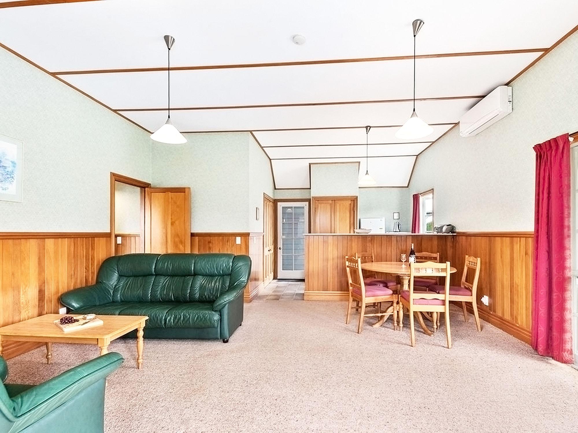 Huka Falls Resort Taupo Exterior foto The interior of the station building