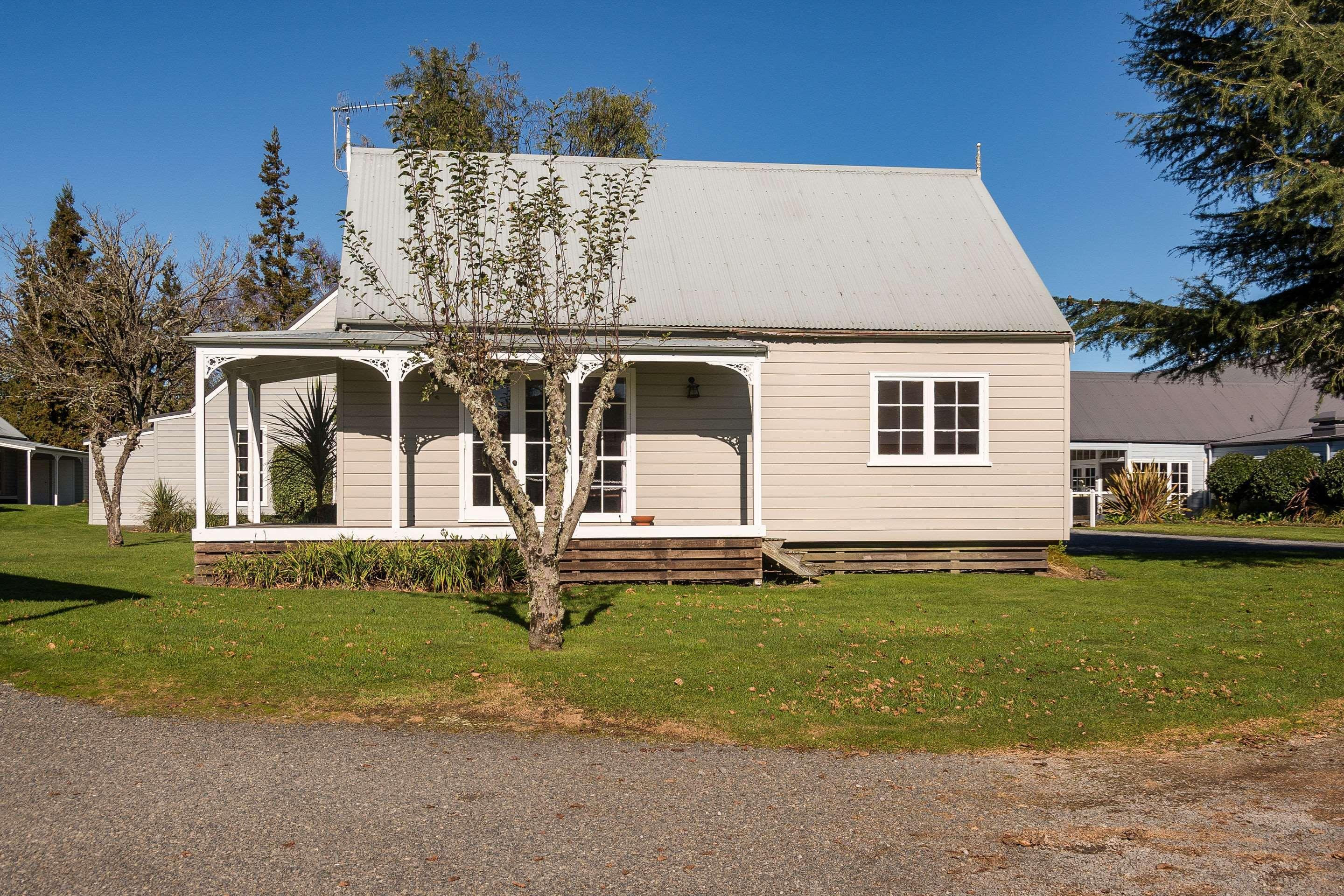 Huka Falls Resort Taupo Exterior foto The former school building, now a private residence