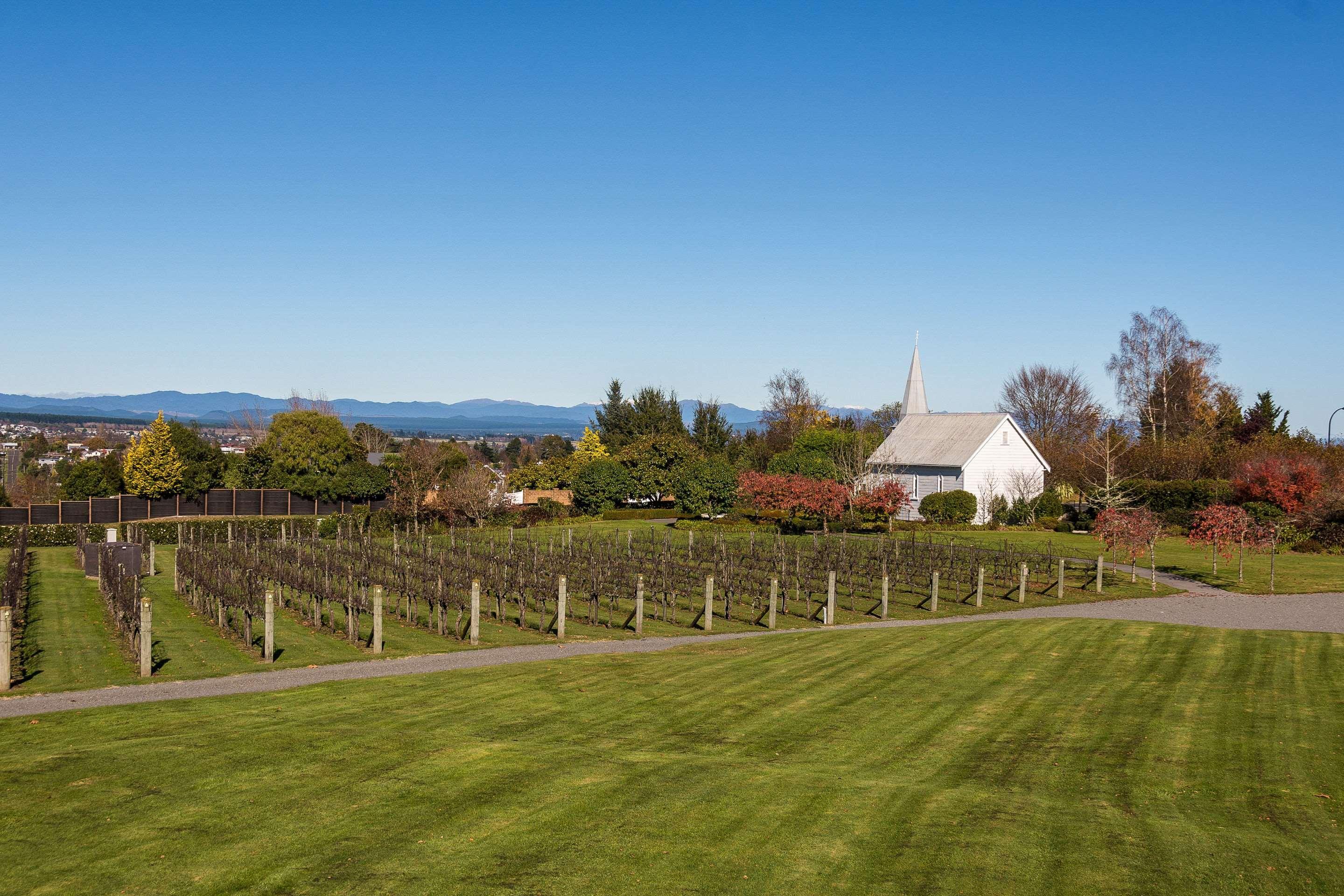Huka Falls Resort Taupo Exterior foto The church and the vineyard
