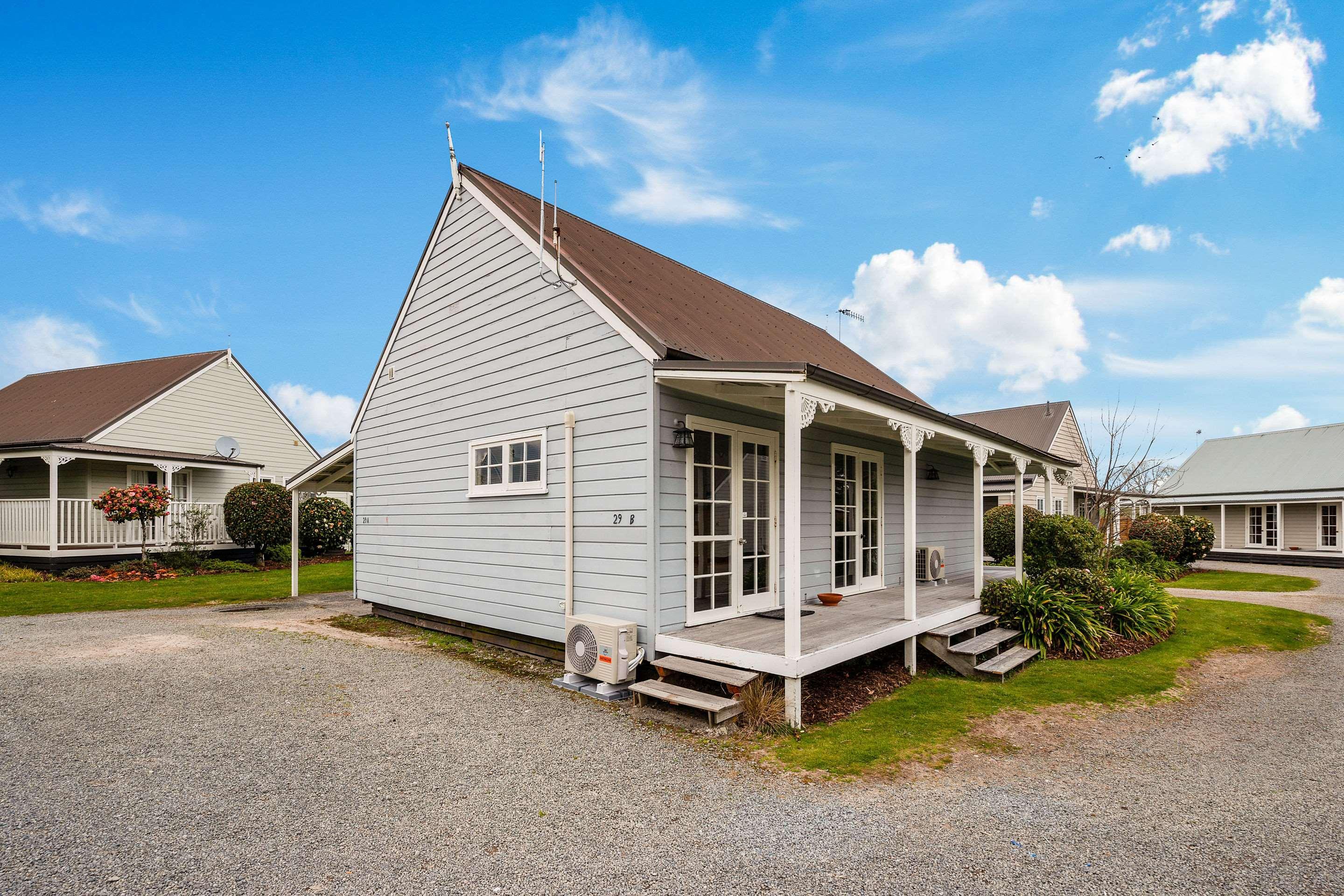 Huka Falls Resort Taupo Exterior foto A typical villa in the village