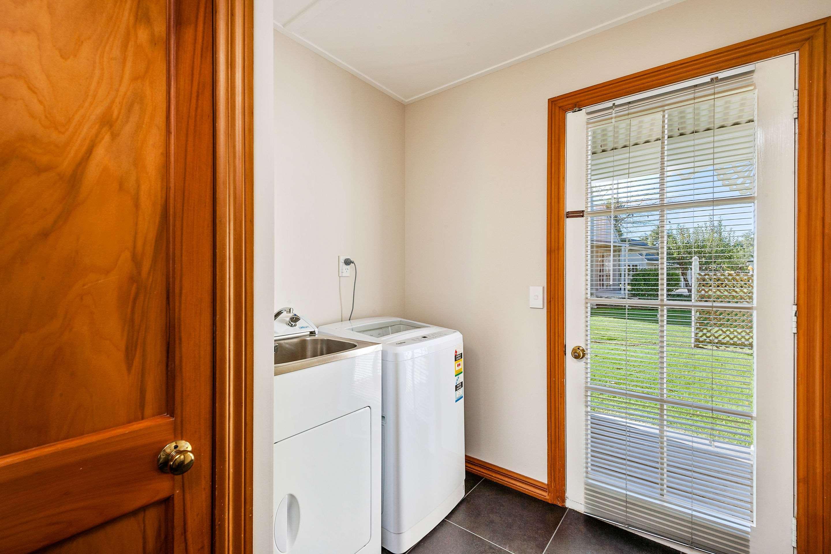 Huka Falls Resort Taupo Exterior foto A laundry room in a house
