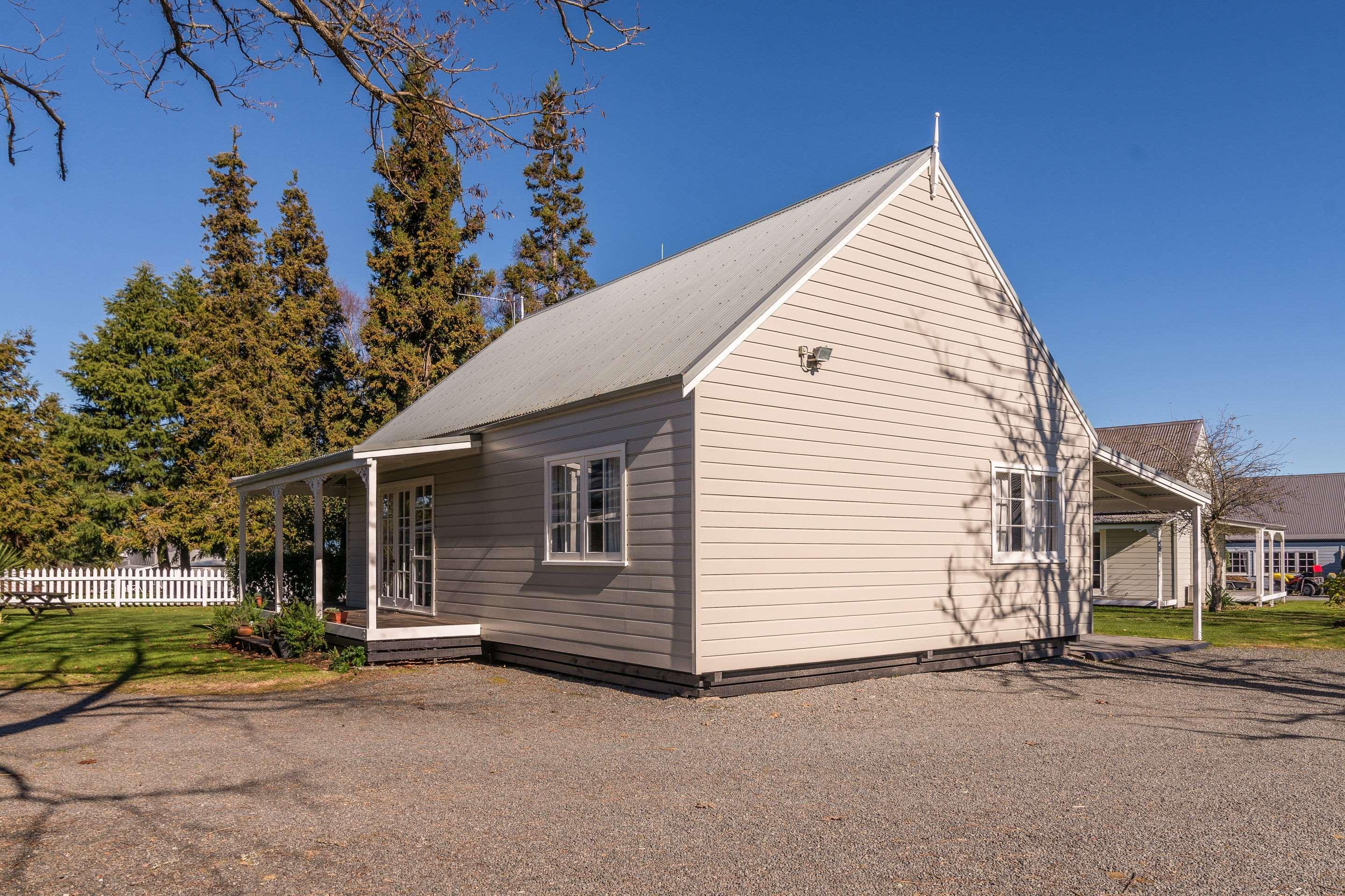 Huka Falls Resort Taupo Exterior foto The school's 1875 classroom