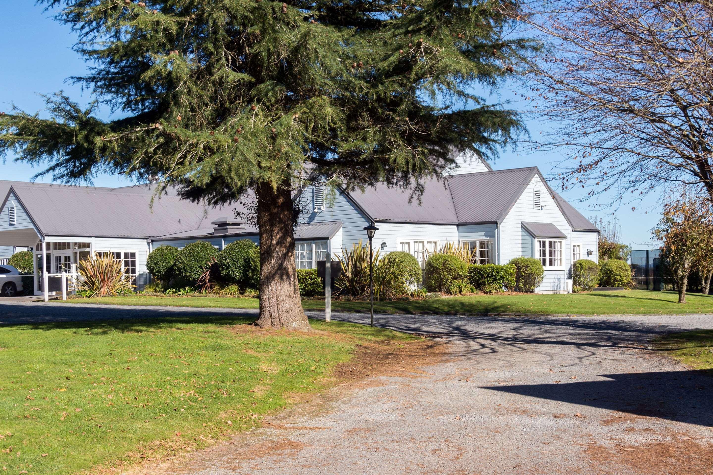 Huka Falls Resort Taupo Exterior foto The former school buildings at the former site