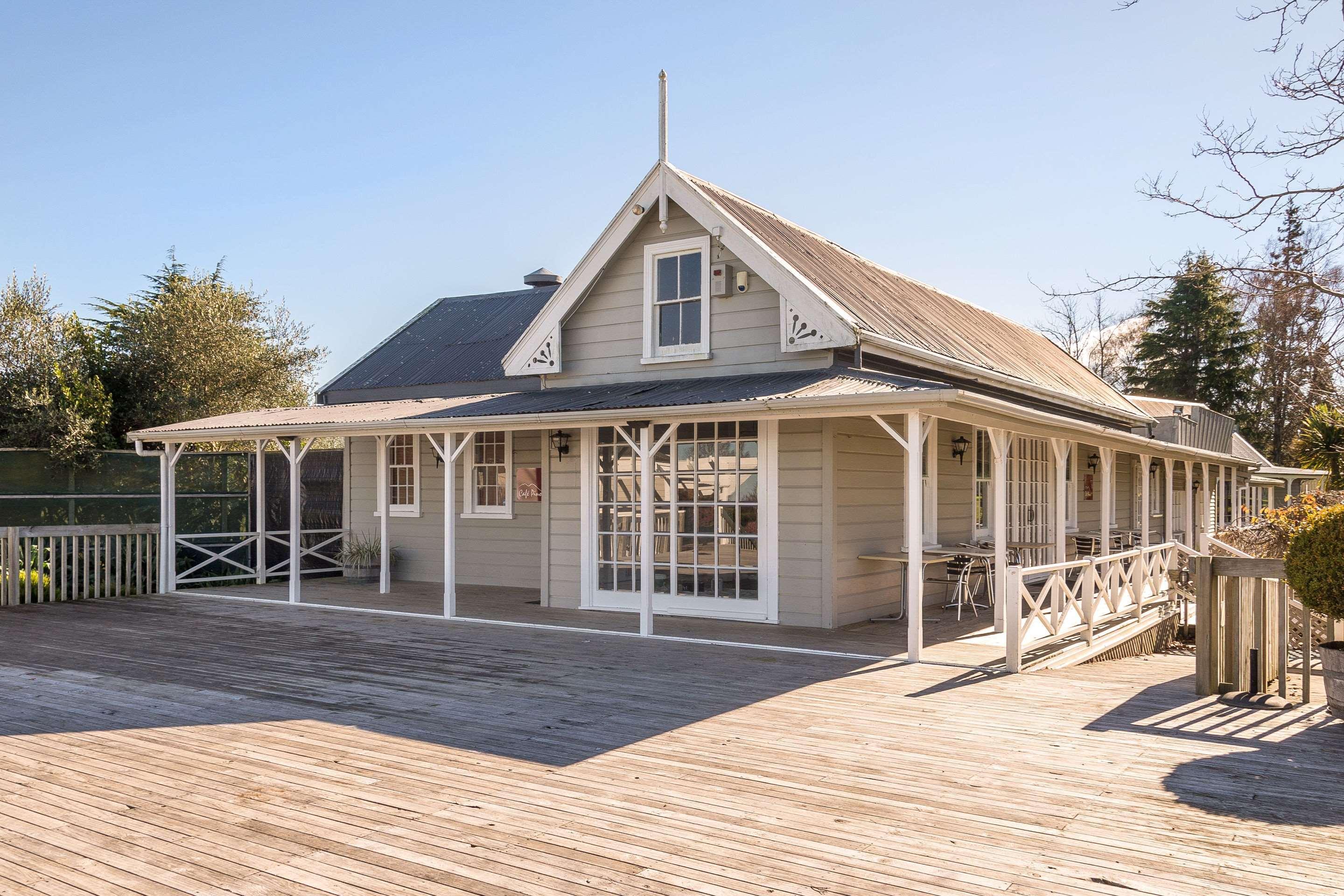 Huka Falls Resort Taupo Exterior foto The former station building at the station's current location