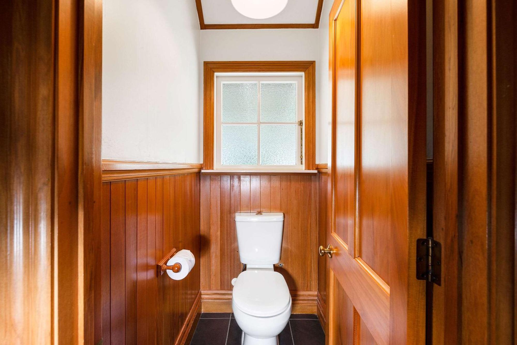 Huka Falls Resort Taupo Exterior foto A toilet in a house