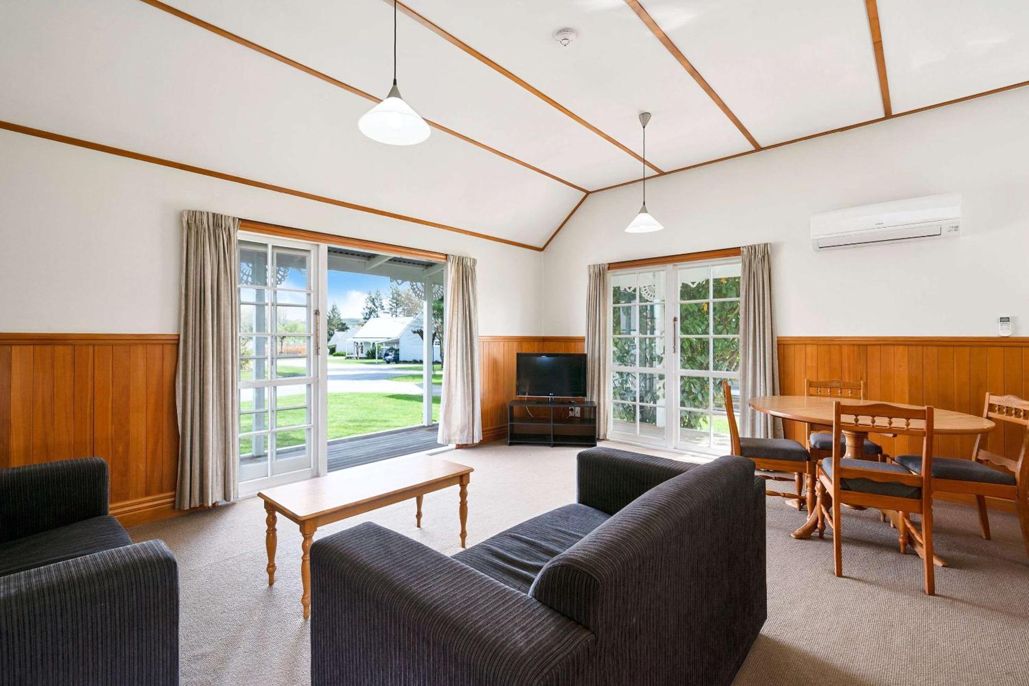 Huka Falls Resort Taupo Exterior foto Living area of a typical two bedroom apartment