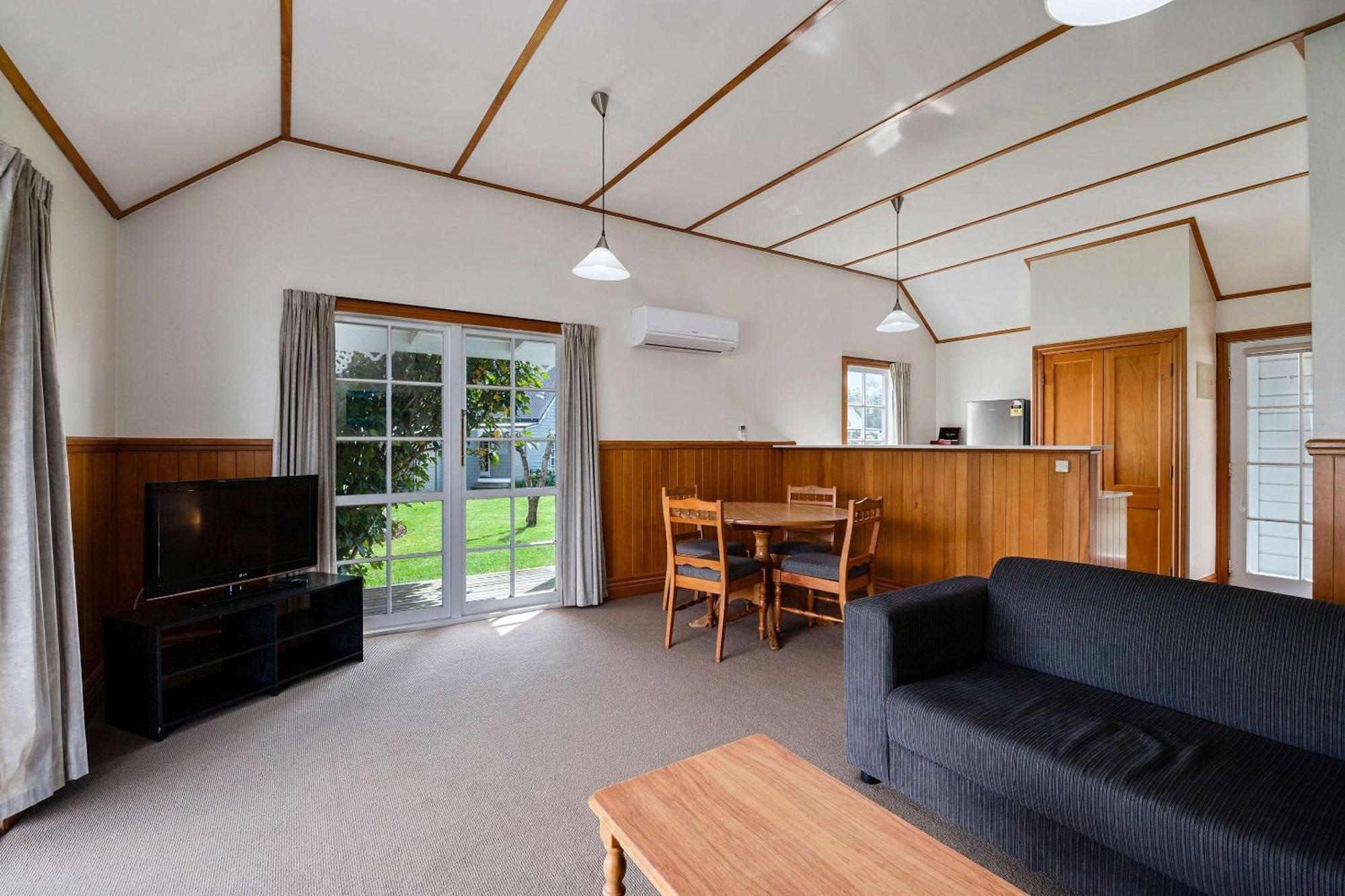 Huka Falls Resort Taupo Exterior foto A typical two bedroom apartment
