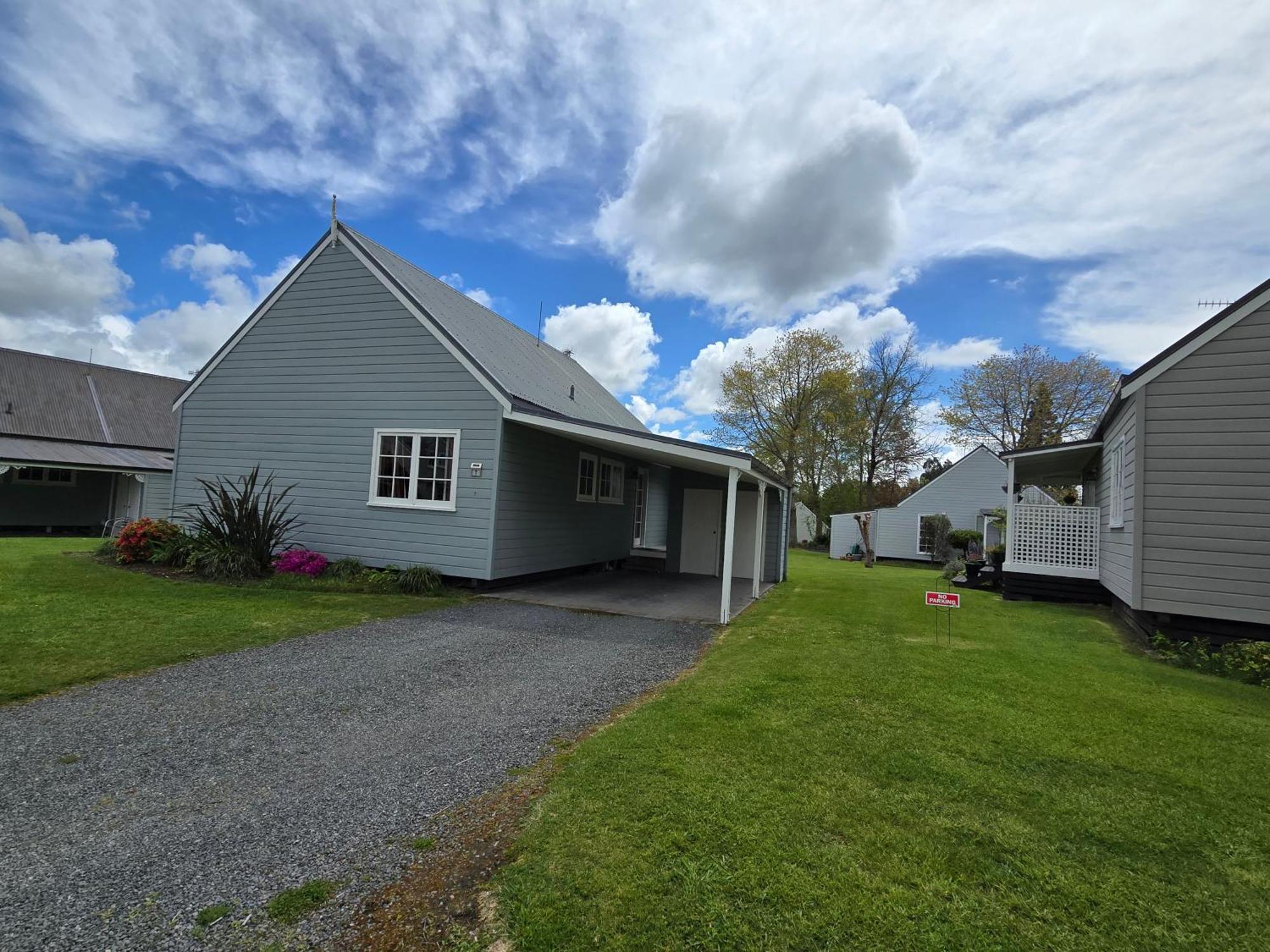 Huka Falls Resort Taupo Exterior foto The new houses at the village