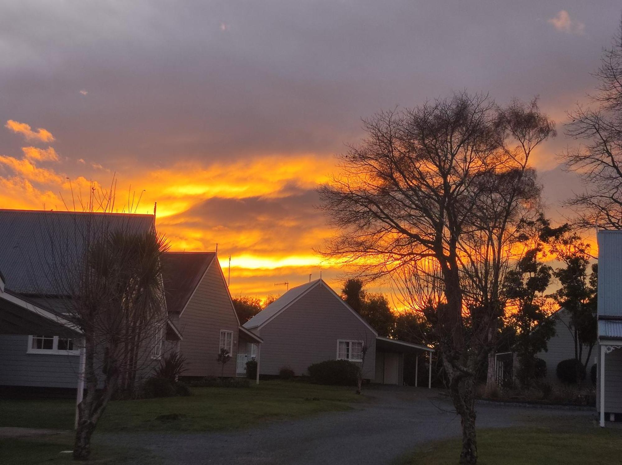 Huka Falls Resort Taupo Exterior foto Sunset over the town