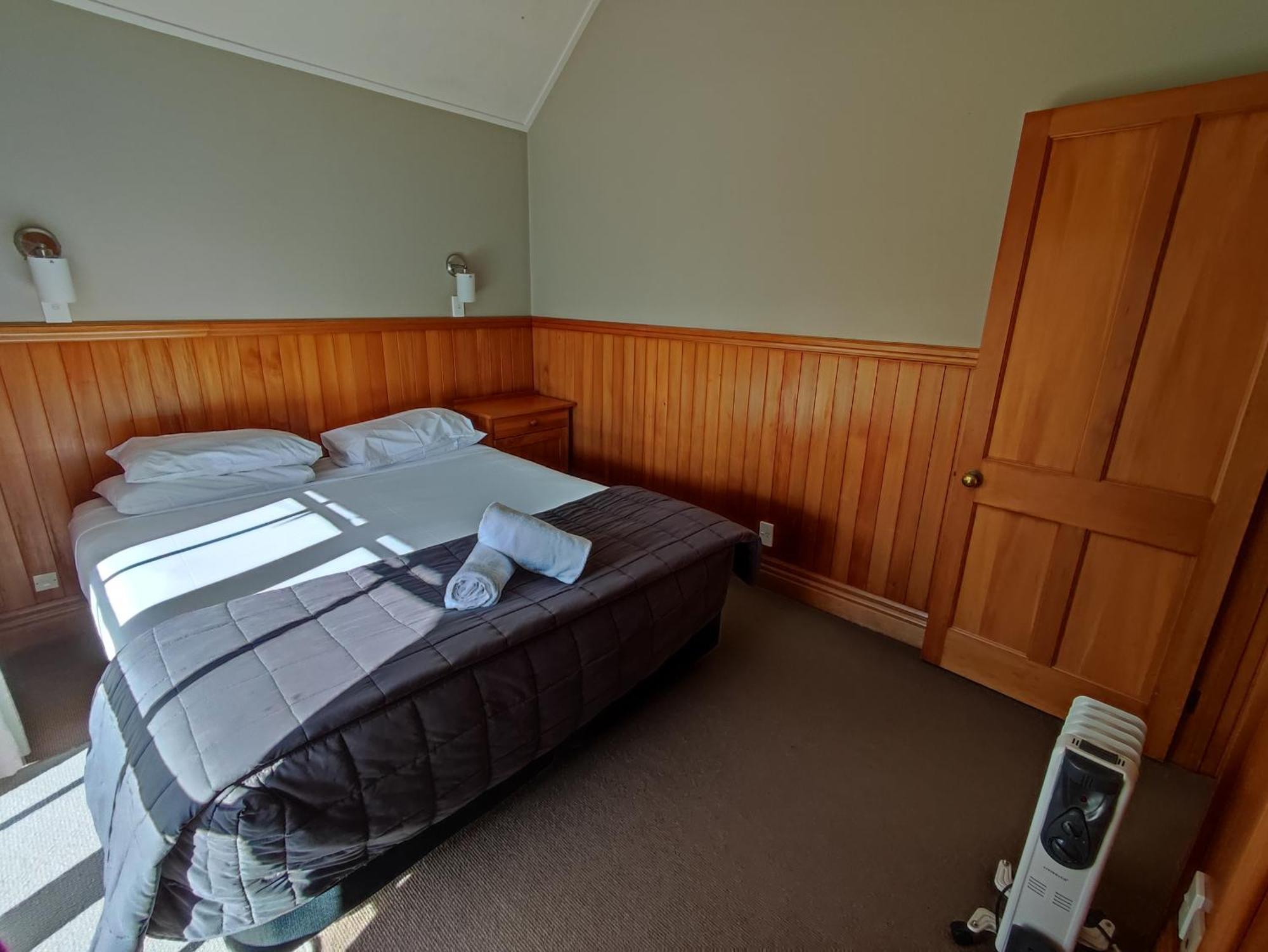 Huka Falls Resort Taupo Exterior foto A bedroom in a motel