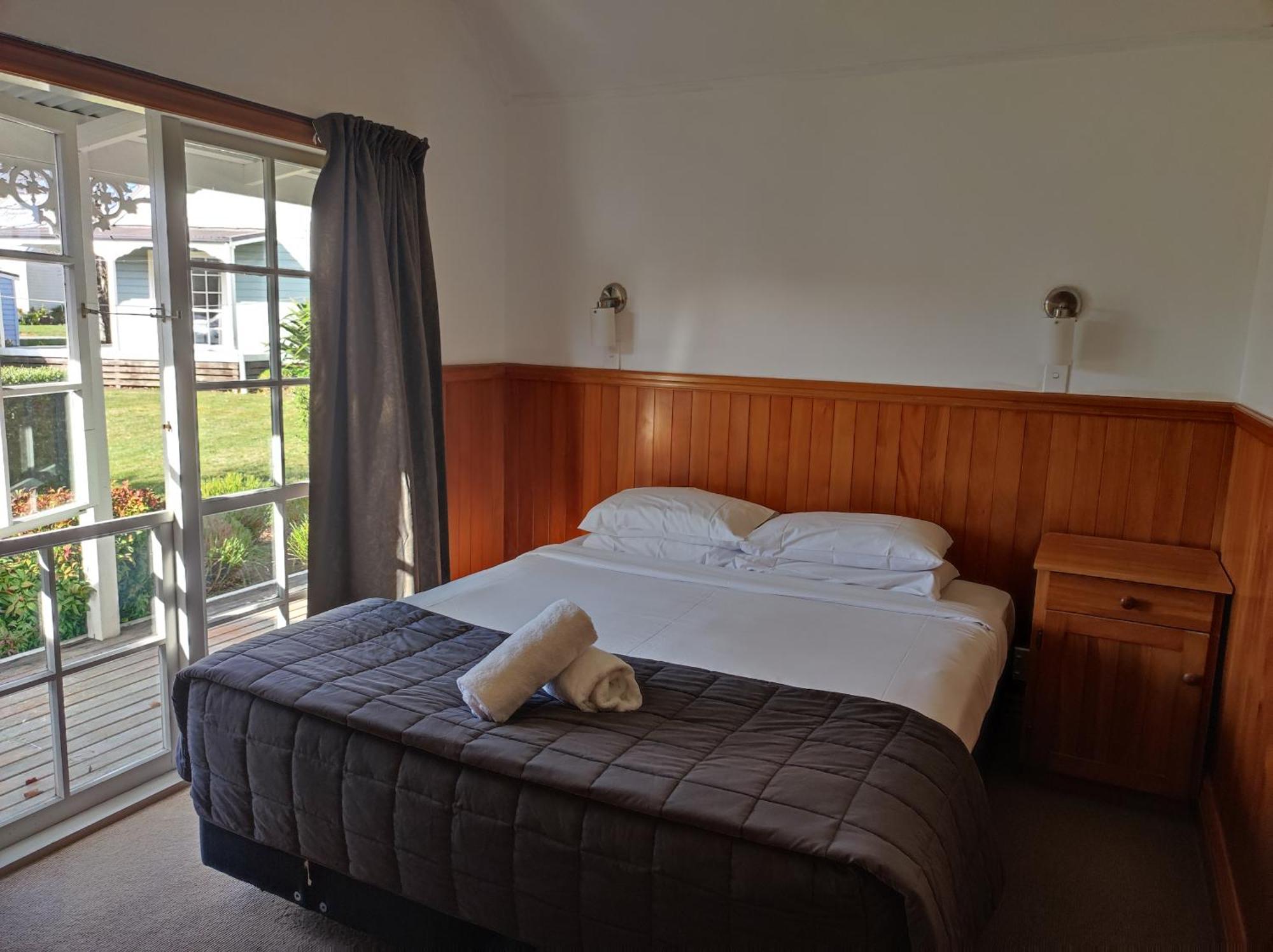 Huka Falls Resort Taupo Exterior foto A bedroom in a motel