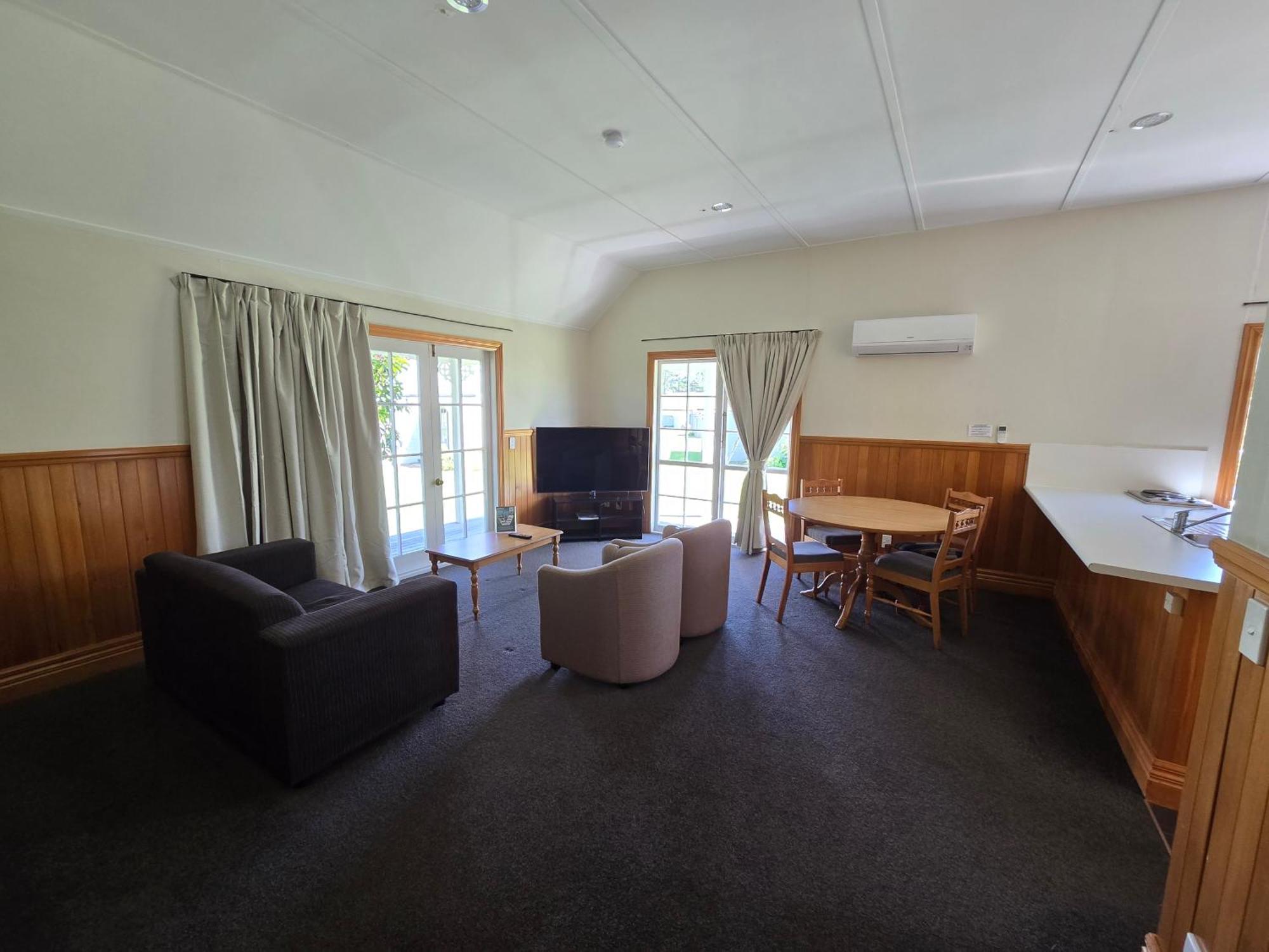 Huka Falls Resort Taupo Exterior foto Living room of a two bedroom cottage