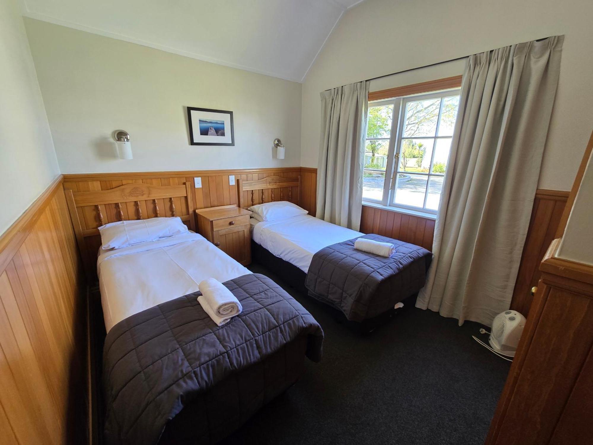 Huka Falls Resort Taupo Exterior foto A typical room at the lodge