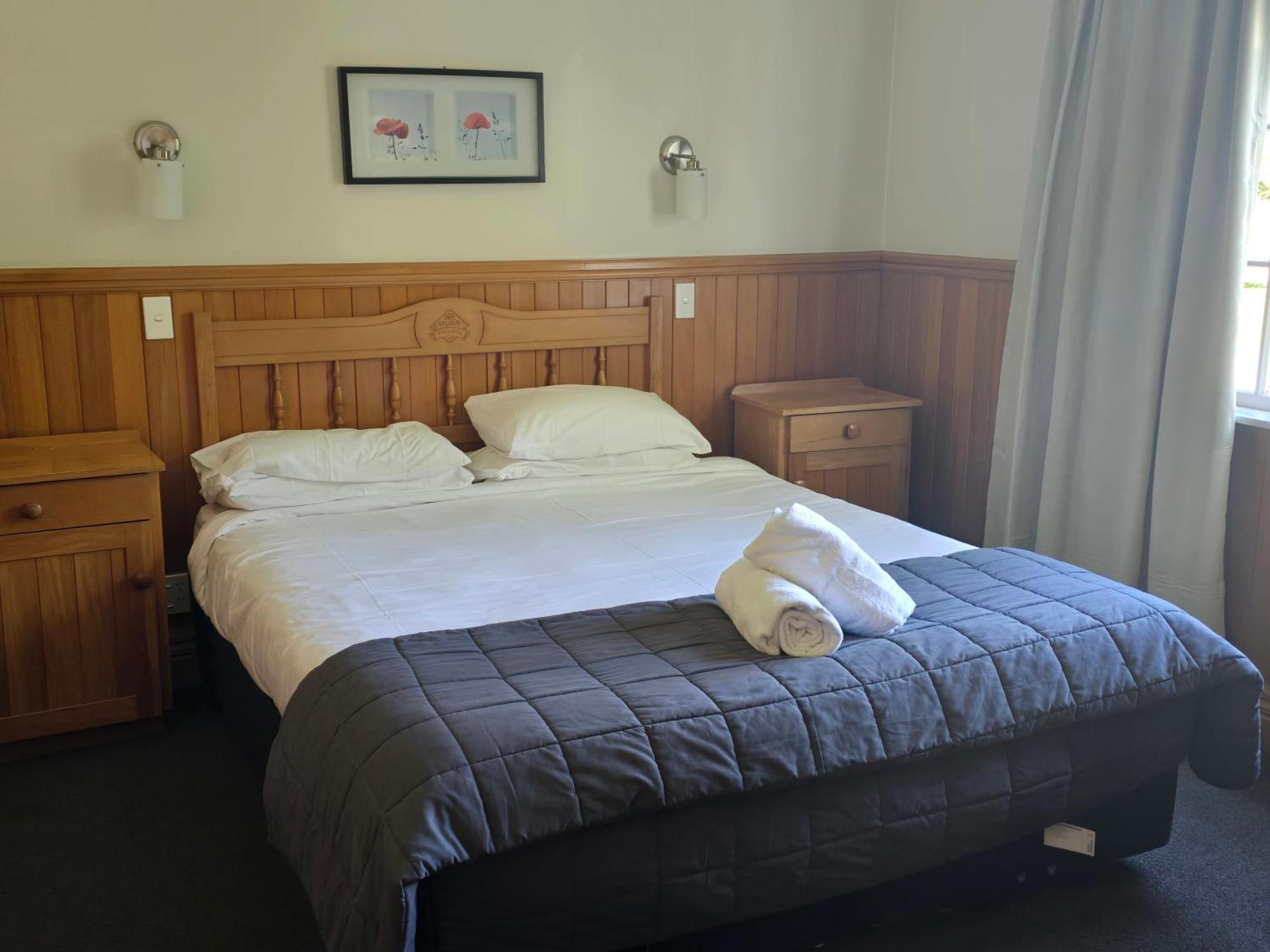 Huka Falls Resort Taupo Exterior foto A bedroom at the hotel