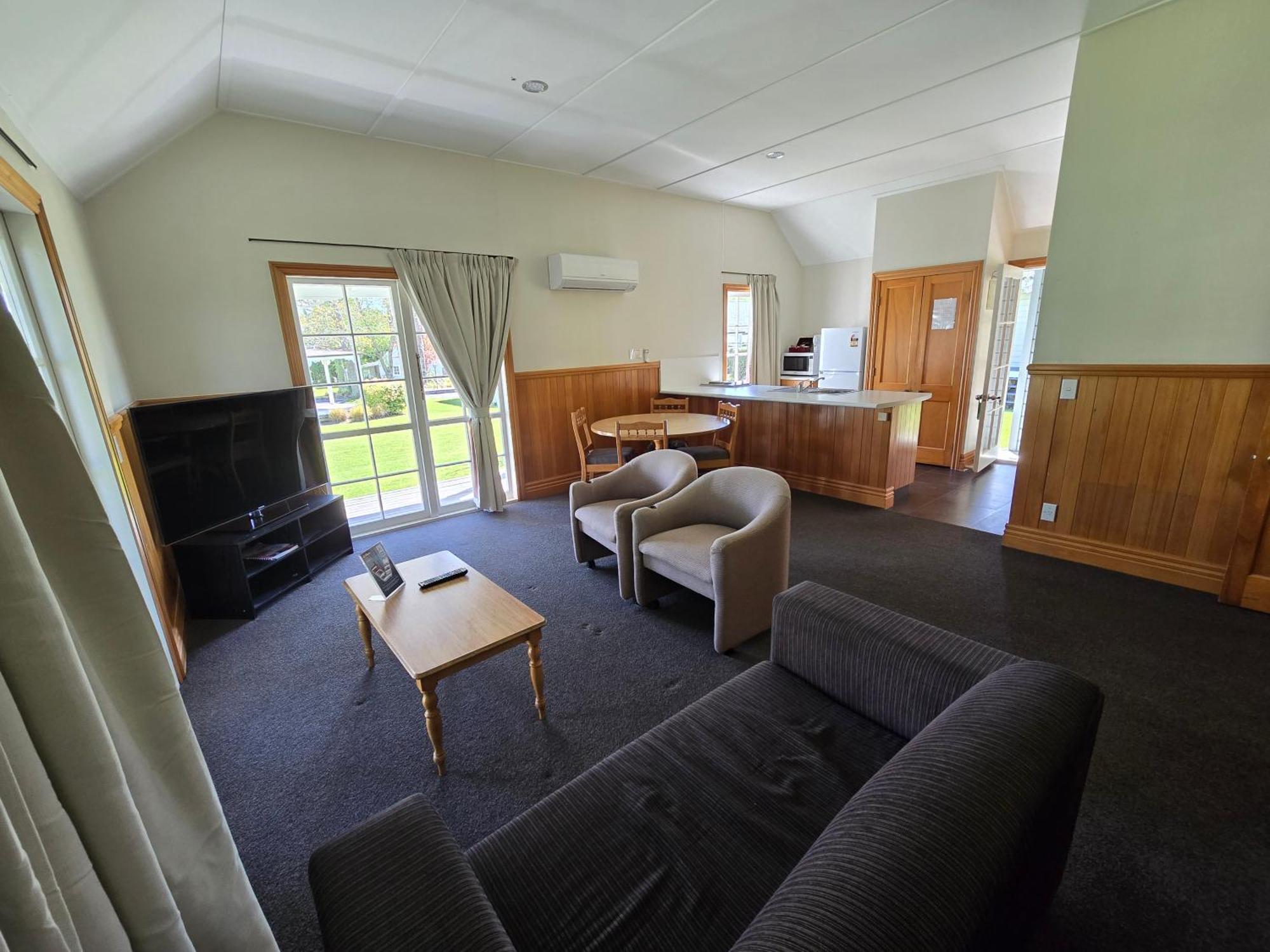 Huka Falls Resort Taupo Exterior foto Living area of a two bedroom cottage