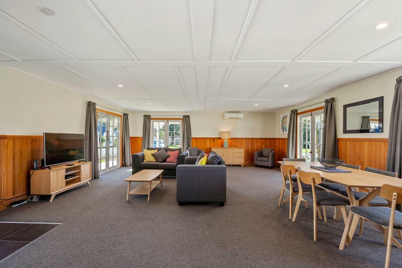 Huka Falls Resort Taupo Exterior foto The common room at the University of Waikato's Melville Hall
