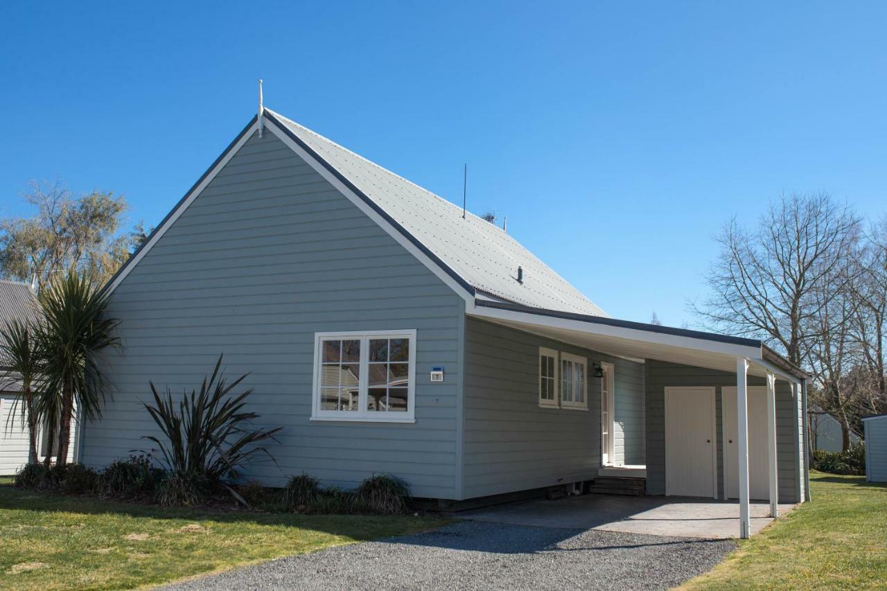Huka Falls Resort Taupo Exterior foto The former school building at Waimate